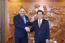 El miembro del Buró Político y del Secretariado del Comité Central del Partido Comunista de Vietnam y jefe de su Comisión de Propaganda y Movilización de Masas, Nguyen Trong Nghia, y Guillermo Rehermann Armesto, secretario del Comité Central encargado de la organización y la política de cuadros del Partido Comunista de Uruguay. (Foto: VNA)