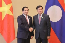 El primer ministro de Vietnam, Pham Minh Chinh, se reúne con el secretario general del Partido Popular Revolucionario de Laos y presidente de ese país, Thongloun Sisoulith. (Foto: VNA)