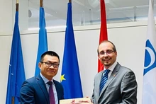 El embajador de Vietnam en Austria, Vu Le Thai Hoang (izquierda), entrega un recuerdo a Arnold Kammel, secretario general del Ministerio de Defensa del país europeo. (Foto: VNA)