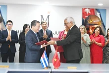 En la ceremonia de firma. (Foto: VNA)