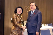El presidente de la Asamblea Nacional de Vietnam, Tran Thanh Man, se reúne con su homóloga camboyana, Khuon Sudary. (Foto: VNA)