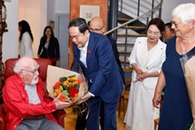 El presidente de la Asamblea Nacional de Vietnam, Tran Thanh Man, y su esposa, visitan a la familia de Jacques Savary. (Foto: VNA)