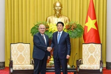 El presidente de Vietnam, Luong Cuong (derecha), y el ministro de Defensa Nacional de Turquía, Yasar Guler. (Foto: Nhan Dan)