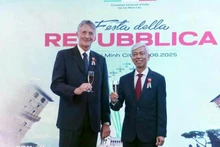 Vo Van Hoan (derecha), vicepresidente del Comité Popular de Ciudad Ho Chi Minh, y el cónsul general italiano Enrico Padula. (Fotografía: VNA)