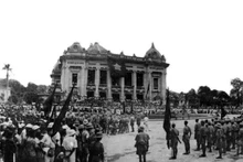 Tropas guerrilleras avanzan hacia Hanói desde las bases de resistencia, congregándose frente al Gran Teatro de la Ópera de Hanói, el 30 de agosto de 1945. (Foto: Archivo de la VNA)