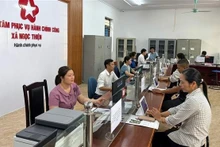La gente realiza trámites administrativos en el Centro de Servicios de Administración Pública de la comuna de Ngoc Thien. (Fotografía: VNA)