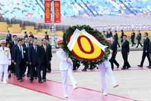 [Foto] Dirigente parlamentario de China rinde homenaje al Presidente Ho Chi Minh