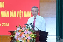 El secretario general del Partido Comunista de Vietnam y secretario de la Comisión Militar Central, To Lam. habla en la reunión. (Foto: Nhan Dan)