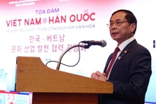 El vice primer ministro y titular de Relaciones Exteriores vietnamita, Bui Thanh Son, habla en el evento. (Foto: VNA)