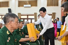 [Foto] Presidente vietnamita visita centro de atención a veteranos de guerra en Ninh Binh