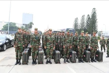 Oficiales y soldados del Ejército Real de Camboya en el Puerto Fronterizo Internacional de Moc Bai. (Foto: VNA)