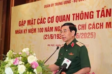 El general Phan Van Giang habla en la reunión. (Fotografía: VNA)