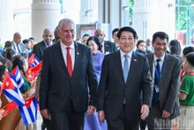 El presidente de Vietnam, Luong Cuong, y el primer secretario del Comité Central del Partido Comunista y presidente de Cuba, Miguel Díaz-Canel Bermúdez, llegan al evento. (Foto: Nhan Dan)