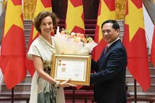 El vice primer ministro y titular de Relaciones Exteriores de Vietnam, Bui Thanh Son, entrega a la directora general de la Unesco, Audrey Azoulay, la insignia “Por la causa de la diplomacia vietnamita”. (Fotografía: VGP)