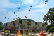 Una escuadrilla de 10 helicópteros, portando la bandera del Partido Comunista de Vietnam y la bandera nacional, sobrevuela la plaza de Ba Dinh. (Foto: Giang Huy)