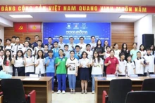 Estudiantes participantes en el curso posan para una foto con los delegados.