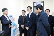 La delegación del Consejo Nacional Electoral inspecciona los preparativos para las elecciones en el barrio de Viet Tri, en Phu Tho. (Foto: VNA)