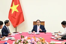 [Foto] Primer ministro vietnamita sostiene conversación telefónica con su homólogo malasio