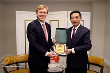 El ministro de Defensa de Vietnam, Phan Van Giang, entrega un regalo al vicesecretario primero del Departamento de Guerra de Estados Unidos, Elbridge A. Colby. (Foto: VNA)