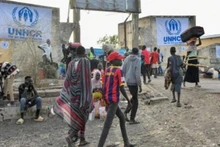 Un convoy de camiones que transportan ayuda humanitaria en Deir al-Balah, en el centro de la Franja de Gaza. (Foto: Xinhua/VNA)
