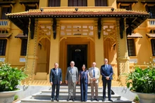 La viceministra vietnamita de Relaciones Exteriores Le Thi Thu Hang y los representantes del Grupo de Parlamentarios de Amistad Francia-Vietnam en el Senado francés. (Foto: Cancillería de Vietnam)