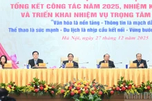 El primer ministro Pham Minh Chinh asiste y preside la conferencia.