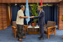 El embajador Pham Thanh Binh presenta sus cartas credenciales al presidente de los Estados Federados de Micronesia, Wesley W. Simina. (Foto: Embajada de Vietnam en China)