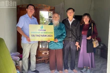 El periodista Nguyen Cong Ly, jefe de la corresponsalia del periódico Nhan Dan en Dak Lak, entrega una casa de cairdad a Nguyen Nhu Y, residente de la aldea 4, comuna de M’Drak.