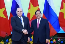 El primer ministro Pham Minh Chinh y su homólogo ruso, Mikhail Mishustin, posan una fotografía el 14 de enero de 2025. (Foto: VNA)