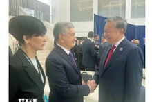 El secretario general del PCV, To Lam (derecha) se reúne con el presidente de Uzbekistán, Shavkat Mirziyoyev, al margen de la reunión de la Junta de Paz para Gaza en Estados Unidos. (Foto: VNA)