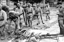 En agosto de 1945, soldados del Ejército fascista japonés de Kwantung entregan las armas y se rinden ante el Ejército Rojo Soviético. (Foto: Archivo Internacional y publicada por la VNA).