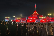 [Foto] Celebran en Hue programa político-artístico “Bajo la bandera de la gloria”