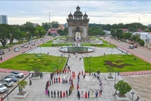 La comunidad vietnamita en Laos se reunieron en la Plaza Patouxay, símbolo de Vientián, para formar colectivamente la cifra “80” en saludo al nuevo aniversario del Día Nacional.