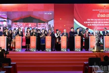 El primer ministro Pham Minh Chinh y dirigentes del Partido y del Estado realizan la ceremonia de inicio de las obras.