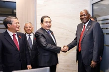 [Foto] Presidente de Asamblea Nacional de Vietnam se reúne con su homólogo cubano