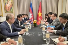 En el encuentro entre el canciller de Vietnam, Le Hoai Trung, y el vicepremier y ministro de Relaciones Exteriores y Cooperación Internacional de Camboya, Prak Sokhonn. (Foto: VNA)
