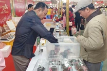 Un cliente visita el stand de productos agrícolas. (Foto: VNA)