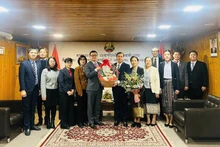 El embajador de Vietnam en Austria, Vu Le Thai Hoang, al frente de la delegación de su misión diplomática, visita la Embajada de Vientián en Viena. 