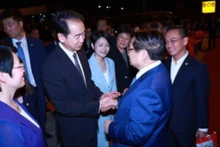 Ceremonia de despedida del primer ministro Pham Minh Chinh, quien finaliza su assitencia a la 16ª Reunión Anual del FEM en Tianjin y su visita de trabajo en China. (Foto: Duong Giang/VNA)