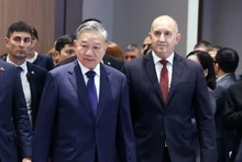 El secretario general del Partido Comunista de Vietnam, To Lam, y el presidente de Bulgaria, Rumen Radev, asisten al Foro Empresarial Vietnam-Bulgaria. (Foto: VNA)