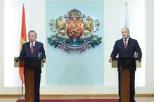 El secretario general del Partido Comunista de Vietnam, To Lam, y el presidente de Bulgaria, Rumen Radev, durante una rueda de prensa realizada tras sus conversaciones en Sofía. (Foto: VNA)