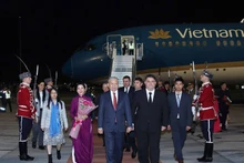 Ceremonia de bienvenida al secretario general del PCV, To Lam, y su esposa en el Aeropuerto Internacional de Sofía. (Foto: VNA)