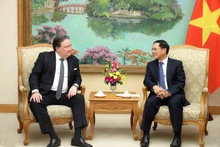 El viceprimer ministro de Vietnam Bui Thanh Son y el embajador de Estados Unidos en Hanói, Marc E. Knapper. (Foto: VNA)
