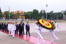 El presidente de Sudáfrica, Matamela Cyril Ramaphosa, y su delegación rinden homenaje al Presidente Ho Chi Minh en su Mausoleo en Hanói. (Foto: VNA)