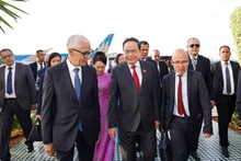 El presidente de la Cámara de Representantes de Marruecos, Rachid Talbi Alami, recibe al presidente la Asamblea Nacional de Vietnam, Tran Thanh Man, y su esposa en el aeropuerto de Rabat-Salé. (Foto: VNA)