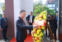 El secretario general del Partido Comunista de Vietnam, To Lam, deposita una ofrenda floral en el Monumento al difunto rey Norodom Sihanouk. (Foto: VNA)