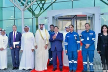 El primer ministro Pham Minh Chinh y delegados en el complejo petroquímico Al-Zour. (Foto: Nhan Dan)