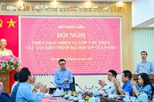 Le Quoc Minh, miembro del Comité Central del PCV, presidente–editor del periódico Nhan Dan, subjefe de la Comisión de Propaganda y Movilización de Masas del Comité Central del PCV y presidente de la Asociación de Periodistas de Vietnam, preside el evento. 