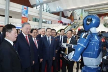 El secretario general del Partido Comunista de Vietnam, To Lam, visita una exposición del Gobierno sobre los logros en ciencia, tecnología, innovación y transformación digital. (Foto: VNA)