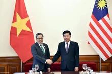 El viceministro de Relaciones Exteriores Nguyen Manh Cuong y el subsecretario general del Ministerio de Relaciones Exteriores de Malasia, Dato' Ahmad Rozian Abd Ghani, copresidieron el 3.er Diálogo Estratégico de Altos Funcionarios. (Foto: Quang Hoa)
